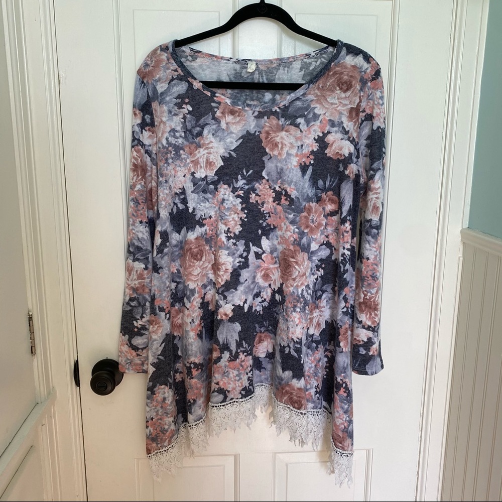 💲SOLD💲Pink blush Floral with Lace Detail Tunic